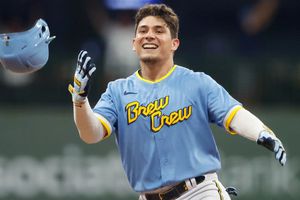 Luis Urías: Hit del mexicano dejó tendidos en el terreno a los Rockies