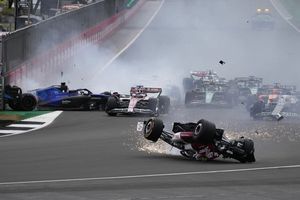 GP de Gran Bretaña: Choque entre cuatro pilotos provocó que saliera la bandera roja