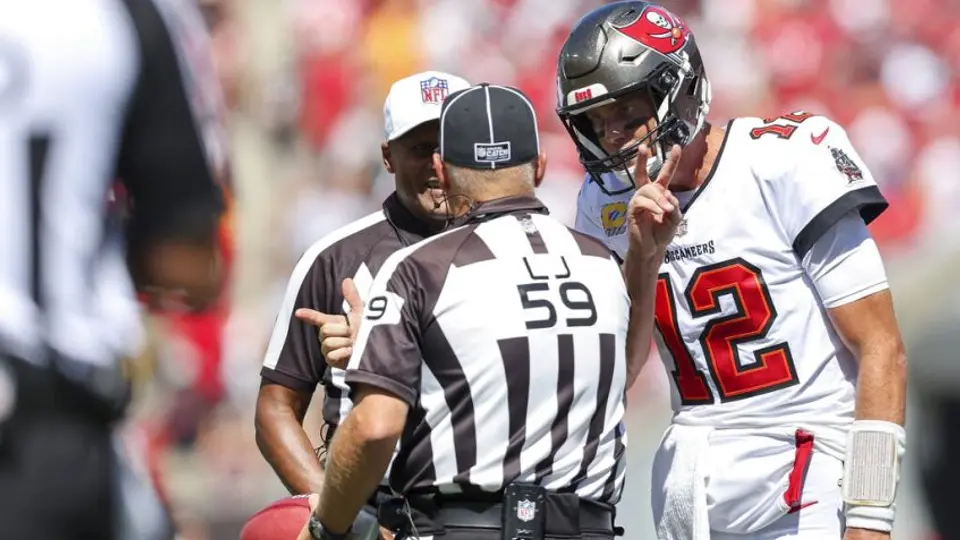 NFL: Investigan posibilidad de multar a Tom Brady por supuesta patada a Jarrett