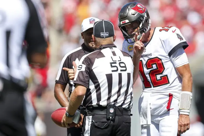 NFL: Investigan posibilidad de multar a Tom Brady por supuesta patada a Jarrett