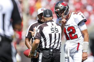 NFL: Investigan posibilidad de multar a Tom Brady por supuesta patada a Jarrett