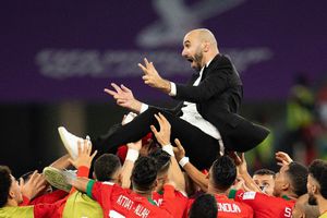 Regragui vivió emotivo encuentro con su madre tras clasificar a 'Cuartos' con Marruecos