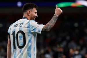 Messi: Niño argentino rompió en llanto al descubrir estampa de La Pulga para su álbum del Mundial