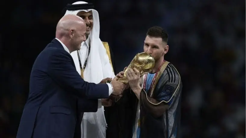 Abogado omaní ofreció un millón de dólares por la capa de Lio Messi