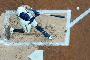 Luis Urías: Primer triple de la temporada no evitó derrota de Brewers ante Cardinals