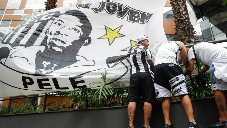 Pelé: Aficionados brasileños se reúnen en el hospital para rezar por O'rei
