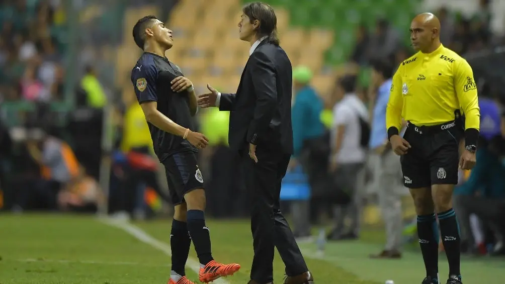 Orbelín Pineda y Almeyda en un partido de Chivas | MEXSPORT