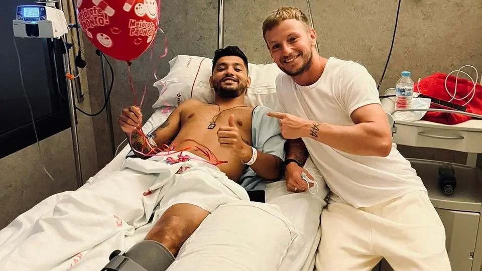 Iván Rakitic visitó al Tecatito Corona en el hospital tras su operación