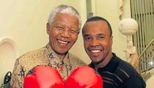 Sudáfrica: Roban cinturón de box regalado por Ray Leonard a Nelson Mandela