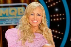 Paulina Rubio: Fue captada defecando en la orilla del mar