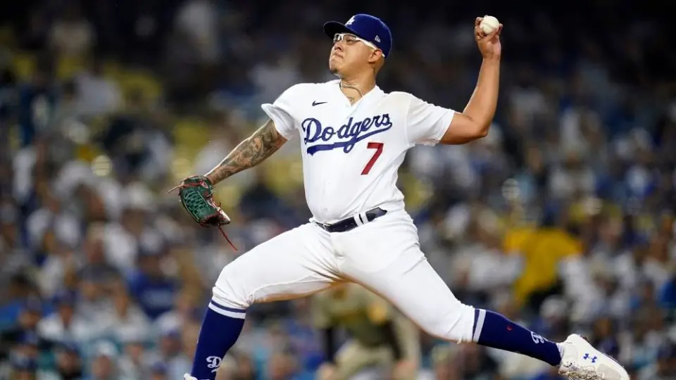 Julio Urías: Sumó su octavo triunfo de postemporada al vencer en el primer juego a los Padres