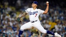 Julio Urías: Sumó su octavo triunfo de postemporada al vencer en el primer juego a los Padres