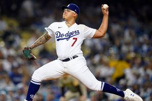 Julio Urías: Sumó su octavo triunfo de postemporada al vencer en el primer juego a los Padres