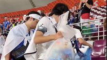 Qatar 2022: Japoneses recogen la basura de las gradas tras el juego ante Alemania