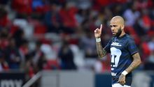 Dani Alves: Firmó autógrafo en la cabeza de aficionado pelón de Pumas