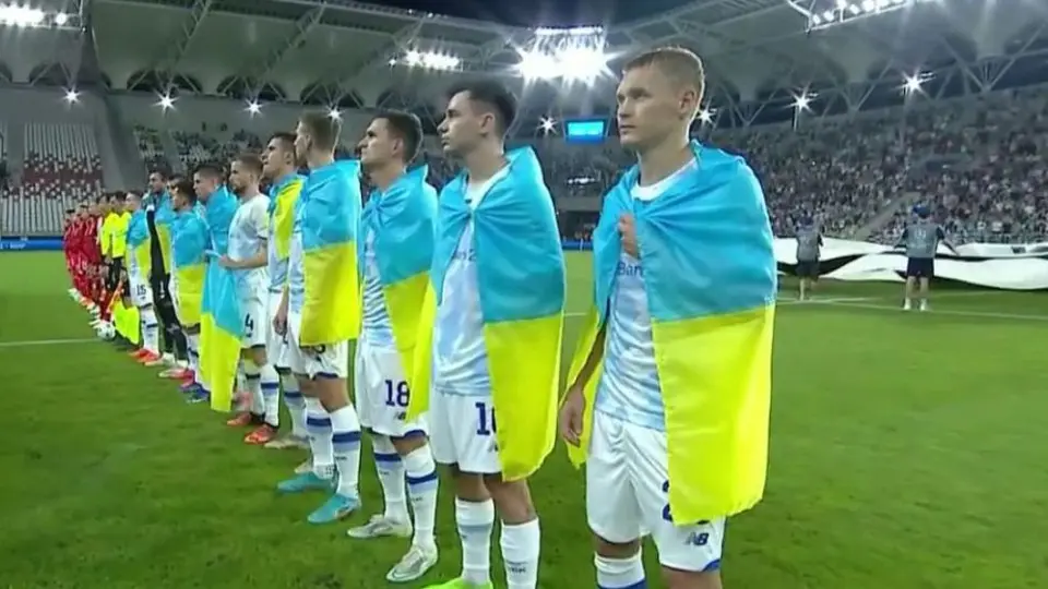 Champions League: Jugadores del Dinamo de Kiev saltaron a la cancha con banderas de Ucrania