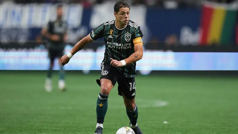 Chicharito Hernández usará zapatos con la imagen de su abuelo y nombre de sus hijos