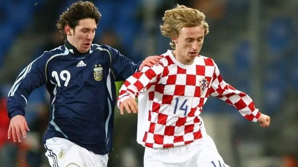 Lionel Messi y Lika Modric en duelo amistoso entre Argentina y Croacia en 2006 | ESPECIAL