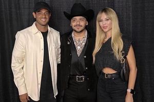 Carlos Vela: Cantó palomazo en concierto de Cristian Nodal