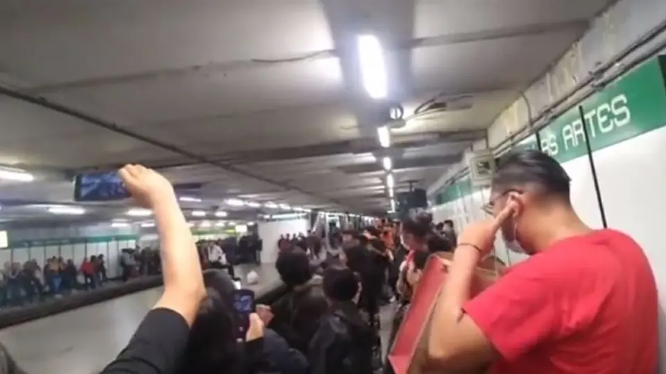 Usuarios del Metro de la CDMX se unieron para cantar ‘Ni tú ni nadie’