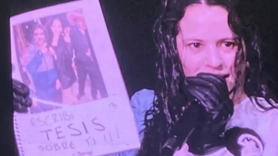 Rosalía: Fanático hace tesis sobre la cantante y se la regala en concierto