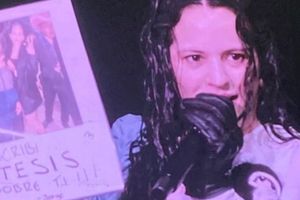 Rosalía: Fanático hace tesis sobre la cantante y se la regala en concierto