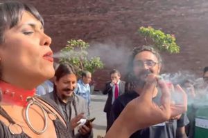 Diputada trans de Morena se fumó un 'churro' de marihuana en San Lázaro