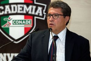 Qatar 2022: Ricardo Monreal invitó a aficionados a cambiar estampas de álbum Panini