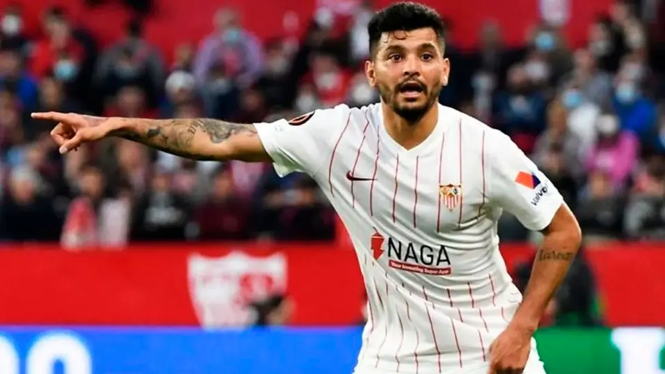 Tecatito Corona abandonó práctica del Sevilla en ambulancia tras lesión