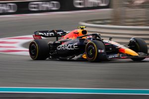 Checo Pérez: Lewis Hamilton, 'cliente' del mexicano