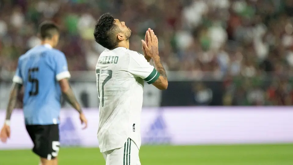 Tecatito Corona: Sevilla espera que se quede en España para continuar su recuperación