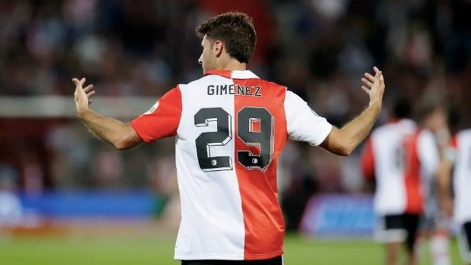 Guardado y Santi Giménez fueron titulares con sus equipos en la Europa League