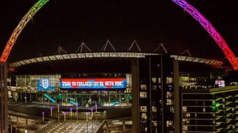 Qatar 2022: Estadio de Wembley se ilumina con los colores LGBT