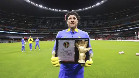 América: Memo Ochoa recibió un reconocimiento por ser el arquero con más porterías imbatidas