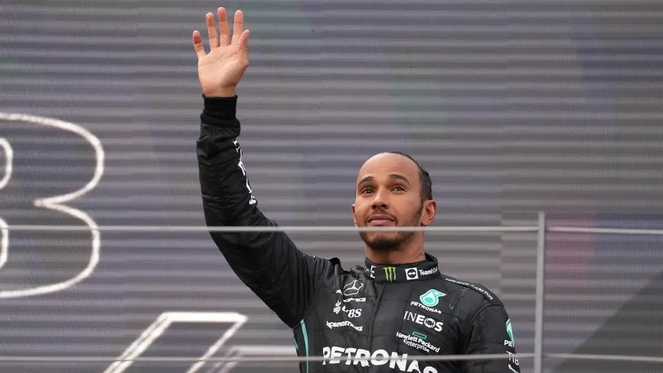 Video: Lewis Hamilton 'enseñó' a su perro Bulldog a patinar