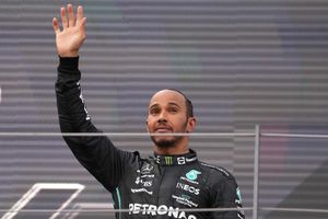 Video: Lewis Hamilton 'enseñó' a su perro Bulldog a patinar