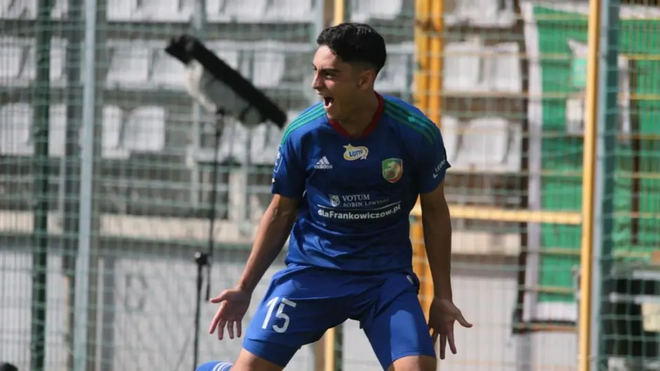 Santiago Naveda: Anotó un golazo con el Miedz Legnica; minutos después fue expulsado