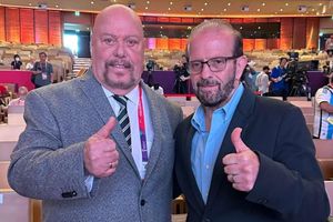 Enrique Bermúdez y Fernando Schwartz reciben premio en Qatar 2022