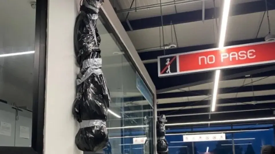 CDMX: Cablebús usó 'cuerpos embolsados' como decoración de Día de Muertos