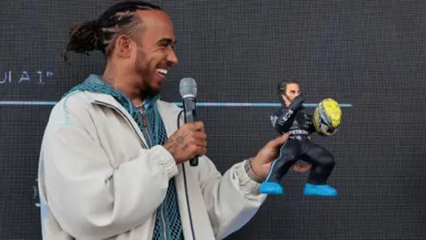 Lewis Hamilton tras recibir una piñata personalizada: "En realidad no se parece a mí"