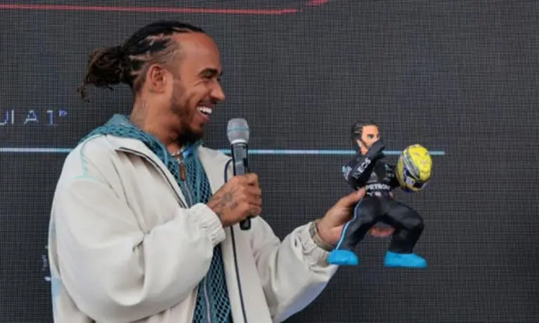 Lewis Hamilton tras recibir una piñata personalizada: "En realidad no se parece a mí"