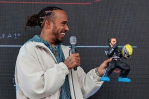 Lewis Hamilton tras recibir una piñata personalizada: "En realidad no se parece a mí"