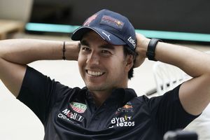 Checo Pérez: Fans le gritan "Viejo Sabroso" en Las Vegas y el piloto se tomó foto con ellos