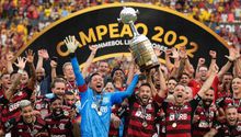 Jair Bolsonaro, presidente de Brasil, convivió con el Flamengo en pleno día de votaciones
