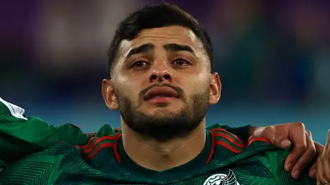 México vs Polonia: Alexis Vega rompe en llanto durante el Himno Nacional