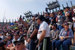 Checo Pérez tras pedir orden en el paddock: 'Solo es respetar el espacio de los pilotos'