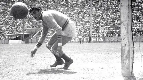 A 25 días del Mundial: La vez que 'Tota' Carbajal intentó usar guantes de portero, prestados del arquero inglés Ron Springet