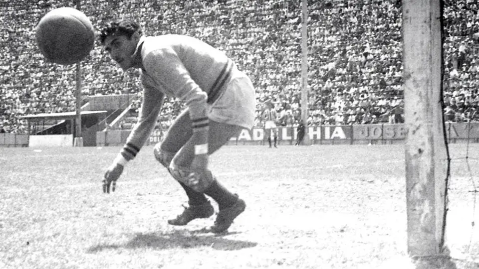 A 25 días del Mundial: La vez que 'Tota' Carbajal intentó usar guantes de portero, prestados del arquero inglés Ron Springet
