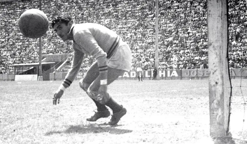 A 25 días del Mundial: La vez que 'Tota' Carbajal intentó usar guantes de portero, prestados del arquero inglés Ron Springet