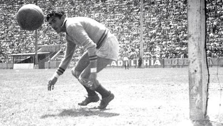 A 25 días del Mundial: La vez que 'Tota' Carbajal intentó usar guantes de portero, prestados del arquero inglés Ron Springet